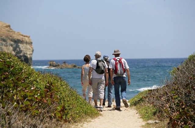 Wandelaars langs kust Marbella tijdens Wandel 4-Daagse Marbella