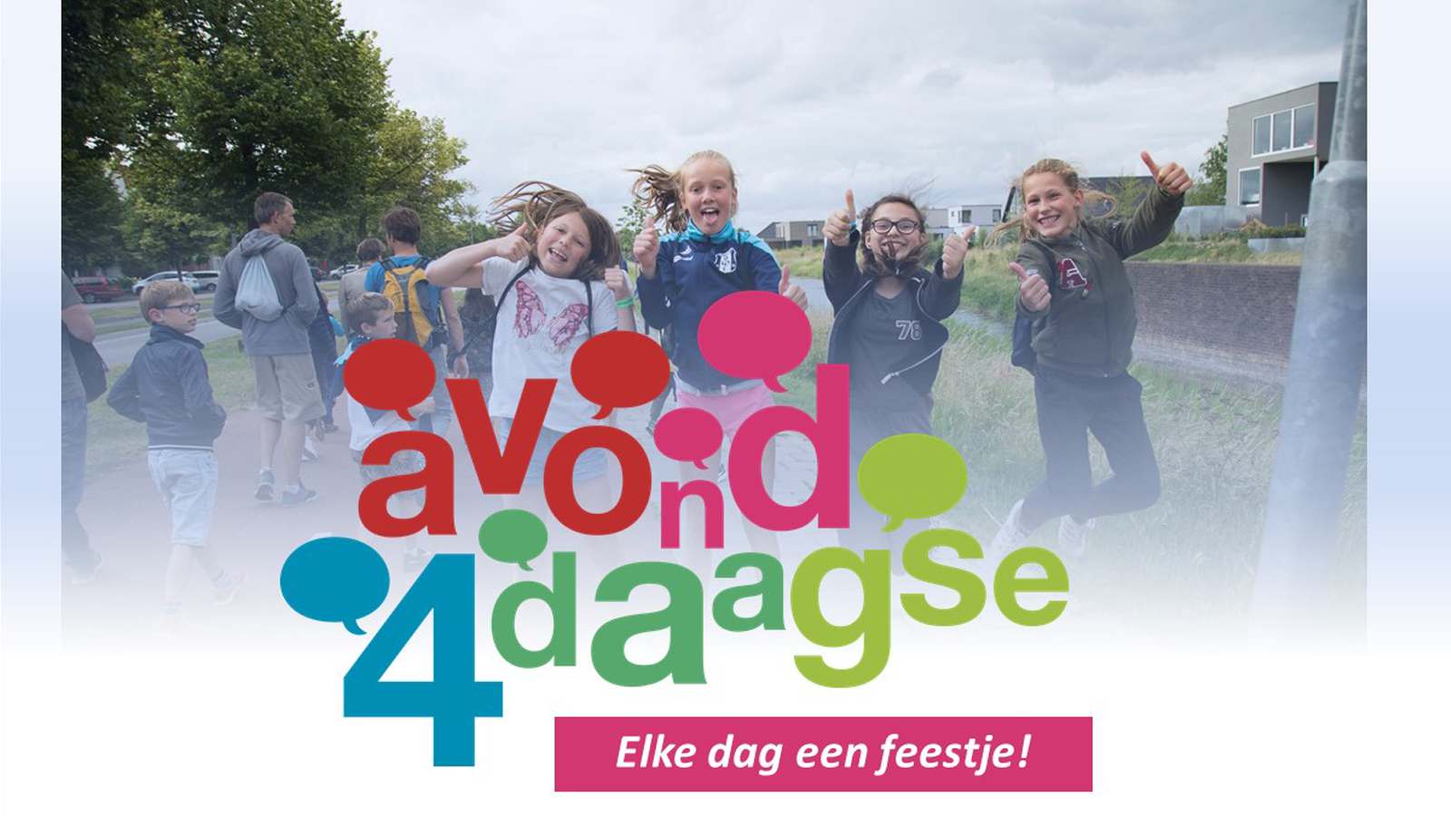 Vrolijke kinderen achter een Avond4daagse logo