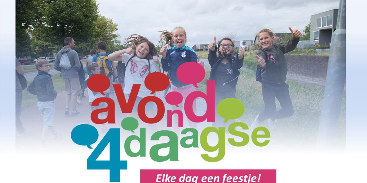 Vrolijke kinderen achter een Avond4daagse logo