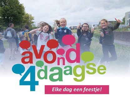 Vrolijke kinderen achter een Avond4daagse logo