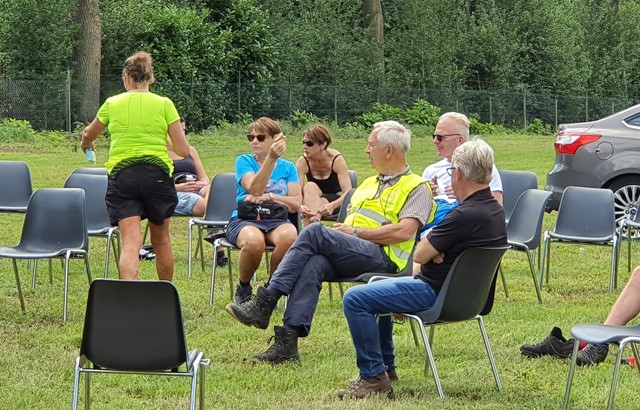 Rustpost met stoelen op 1,5 meter afstand