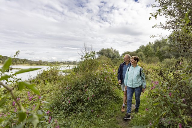 Twee wandelaars bij een rivier