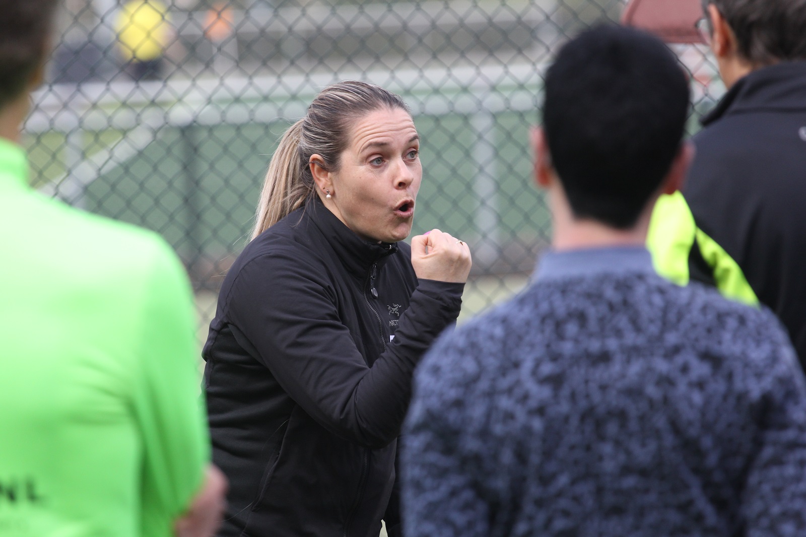 Wandeltrainer met gebalde vuist