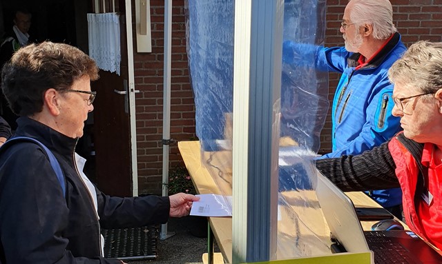 Startbureau met spatscherm