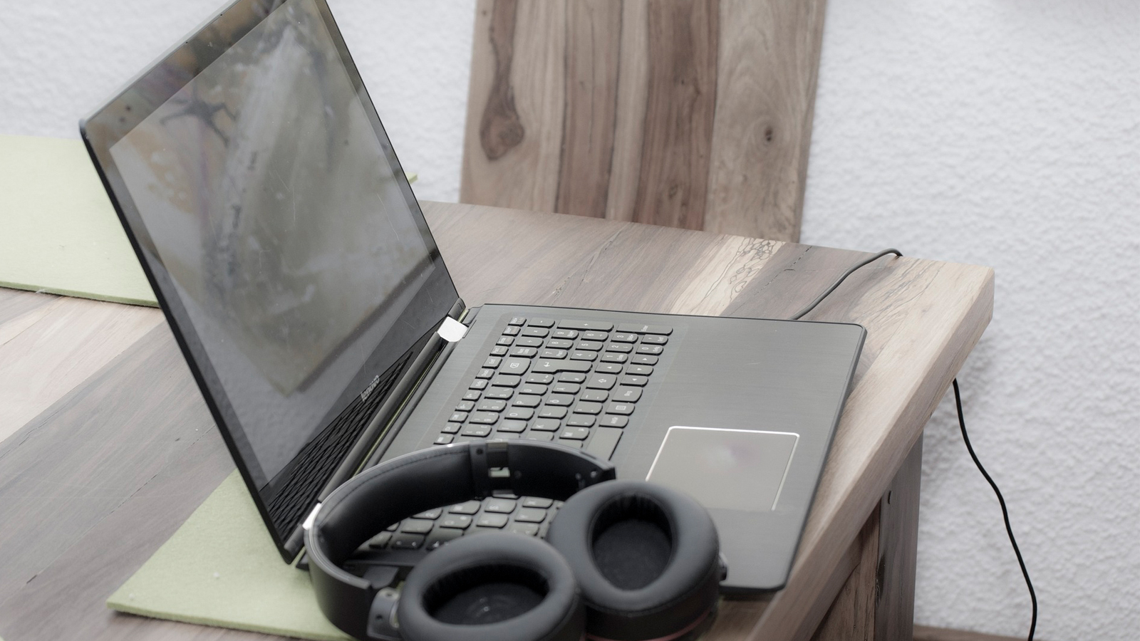 Laptop met koptelefoon op tafel