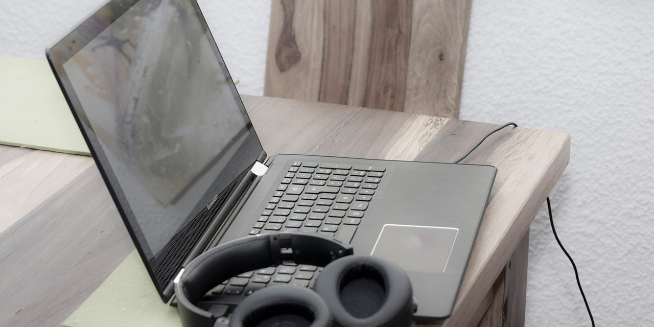 Laptop met koptelefoon op tafel