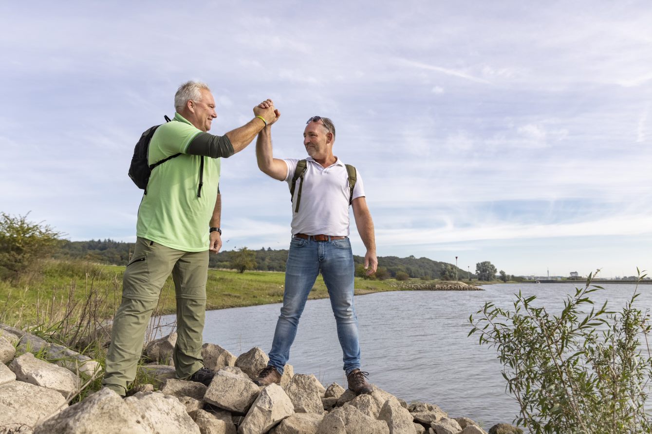 Twee wandelaars slaan de handen ineen