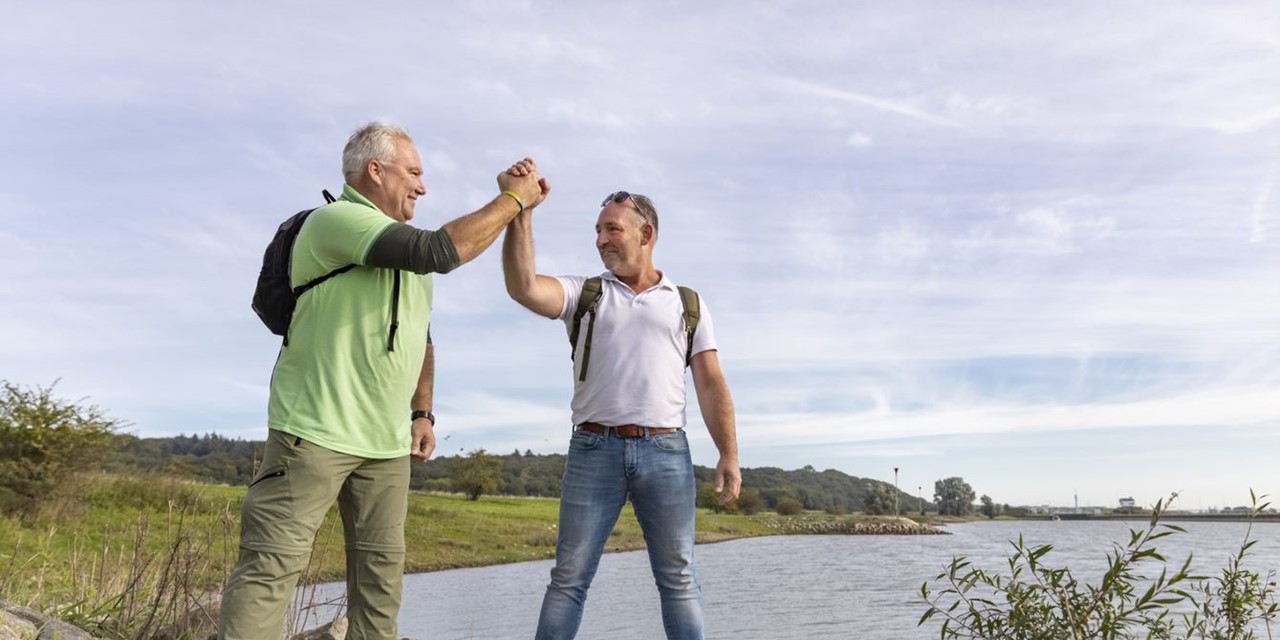Twee wandelaars slaan de handen ineen