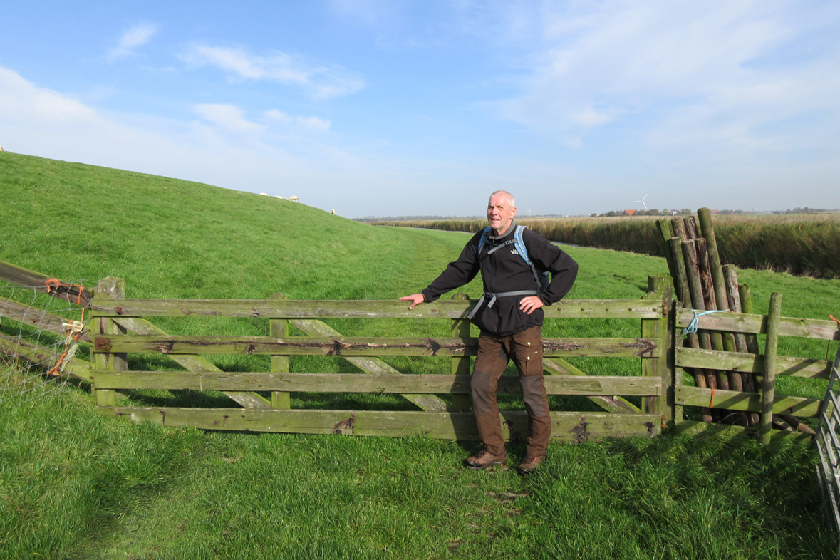 afbeelding van Johan Vellinga tijdens zijn wandeling door het weiland.