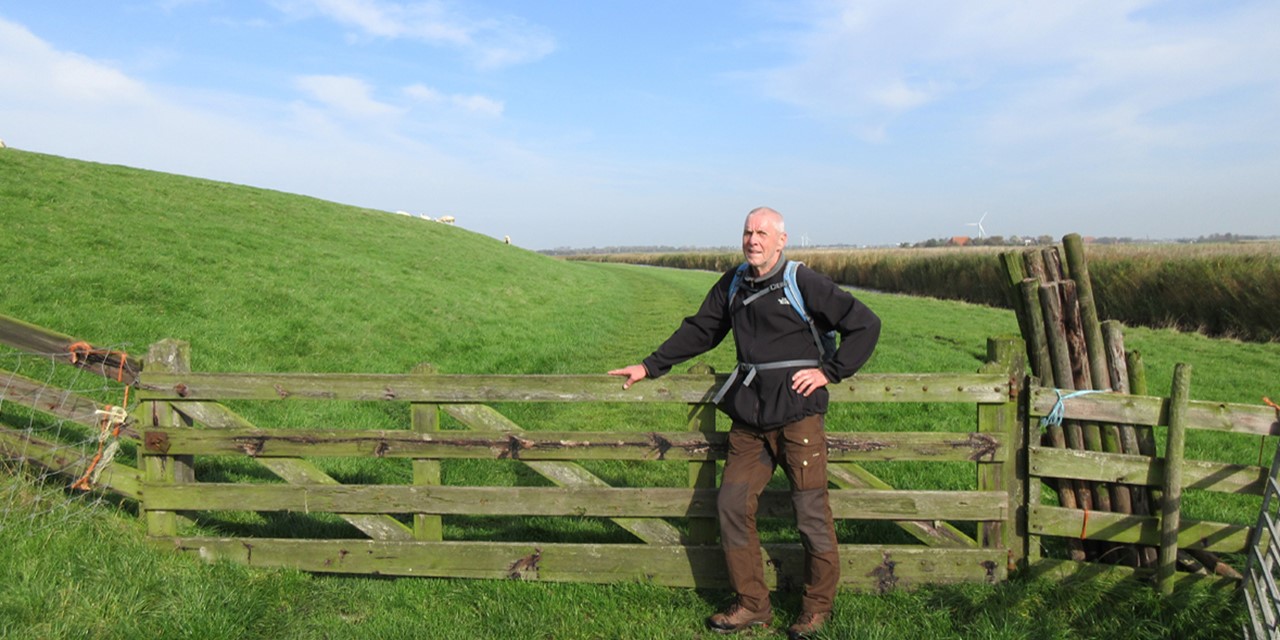 afbeelding van Johan Vellinga tijdens zijn wandeling door het weiland.