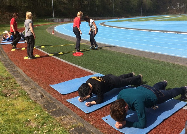 Wandeltraining op atletiekbaan