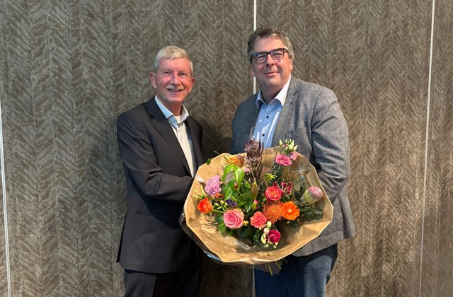 Loek Habraken overhandigt John Lucas een bos bloemen