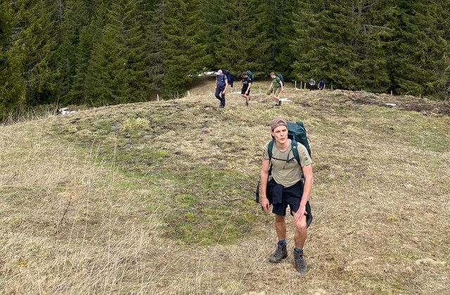 Gijs van Puijenbroek in wandeloutfit op een berg
