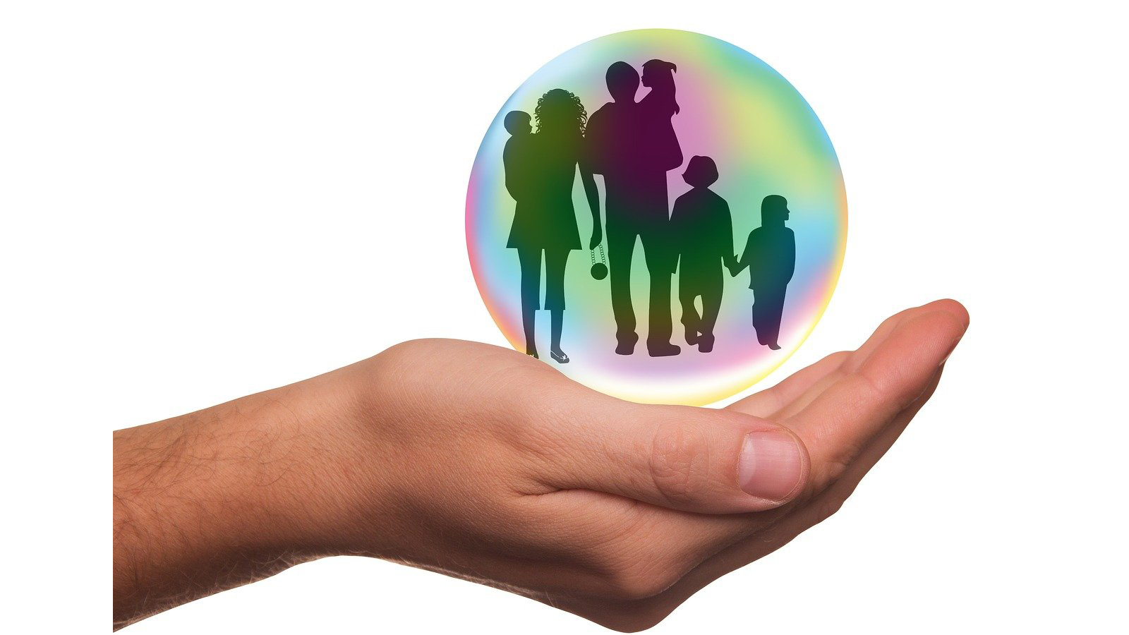 Hand met glazen bol met volwassenen en kinderen