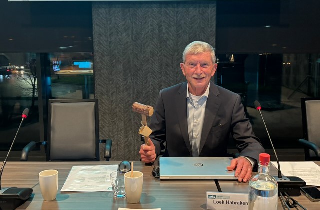 Loek Habraken Met Voorzittershamer