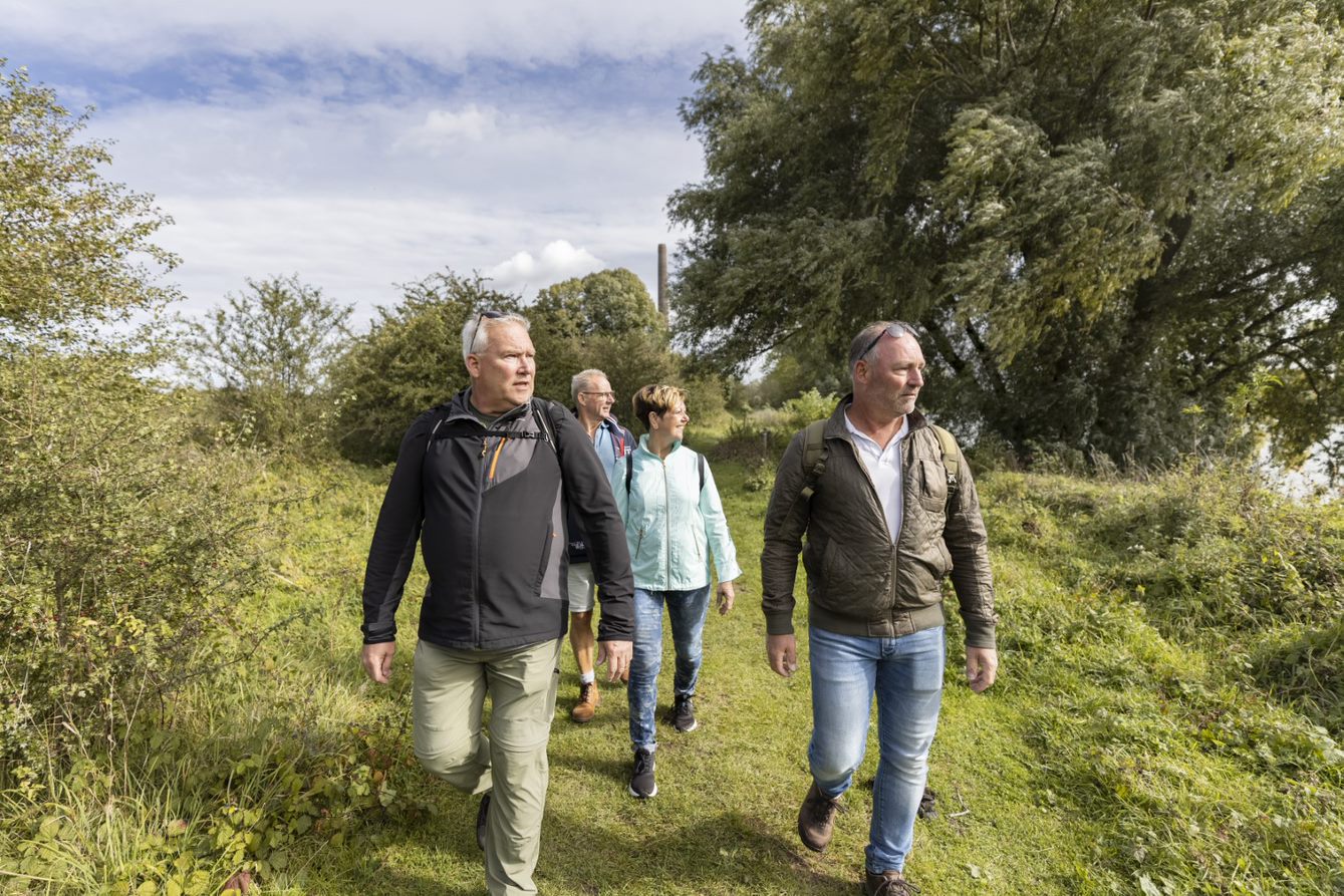 Vier wandelaars in riviergebied