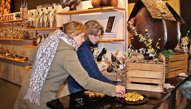 Wandelaars proeven chocolade