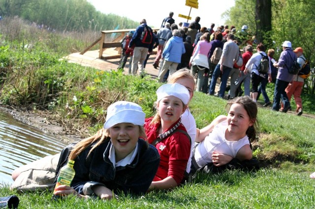 Kinderen genieten aan het water