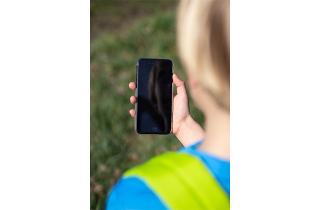 Jongetje met mobieltje in zijn hand