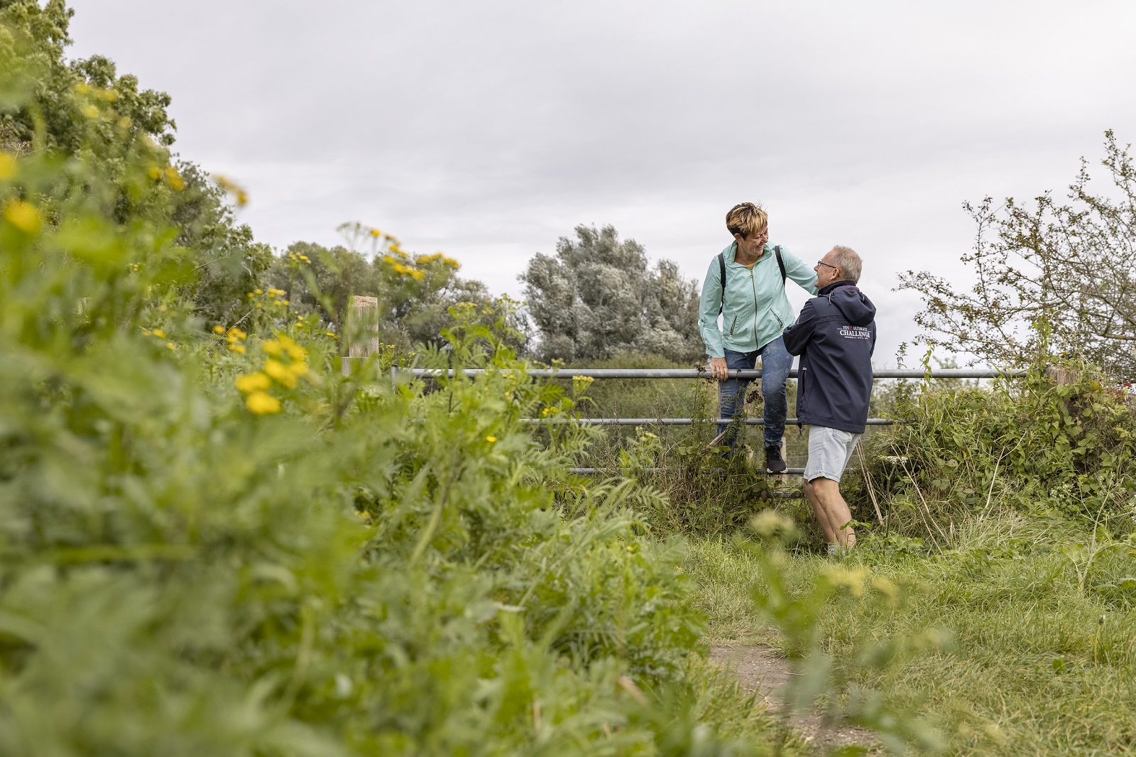 Wandelaar helpt vrouw over hek