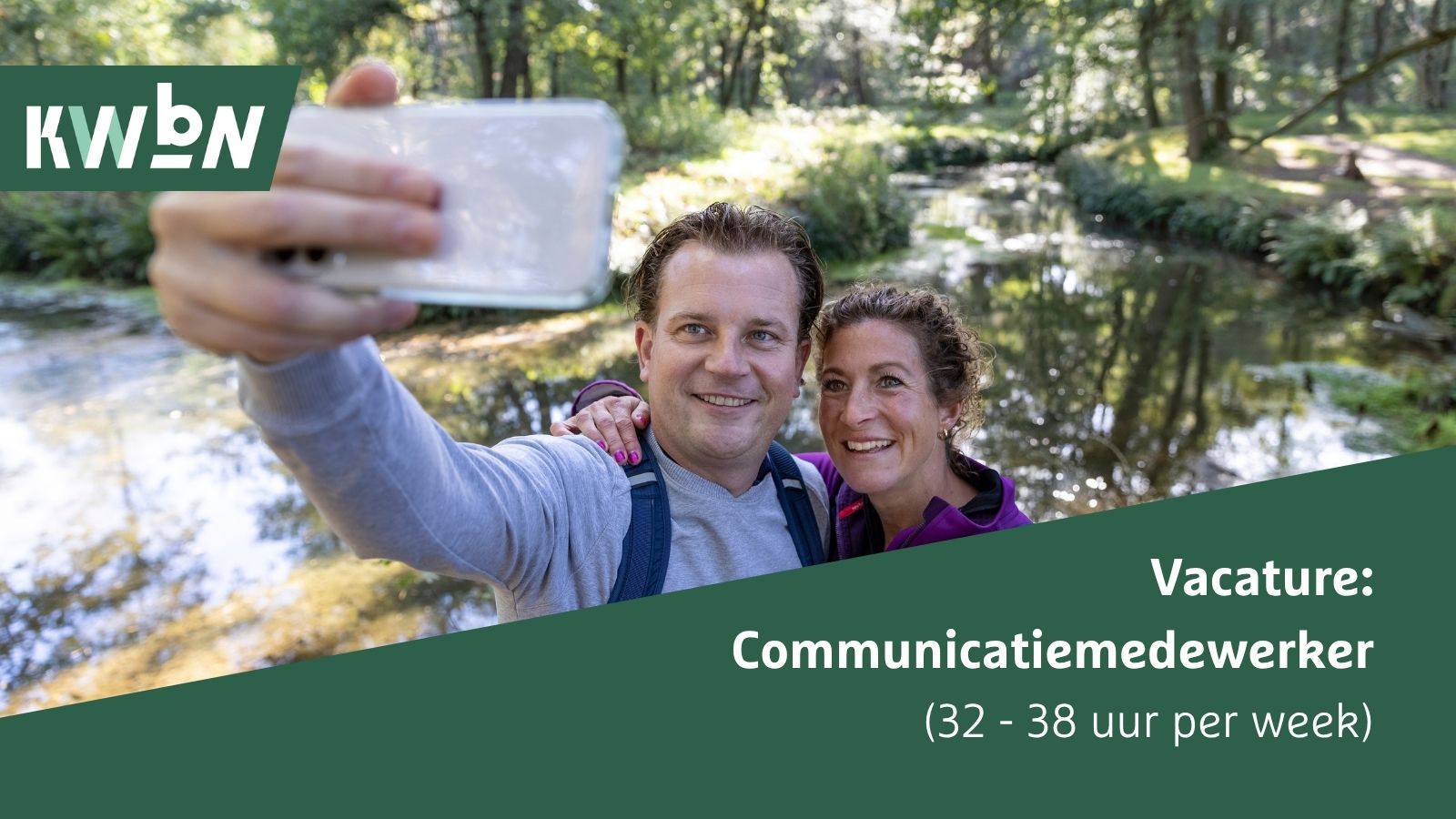 Man en vrouw maken selfie bij een beekje
