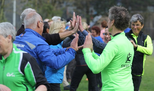 Wandeltrainers geven elkaar een high five