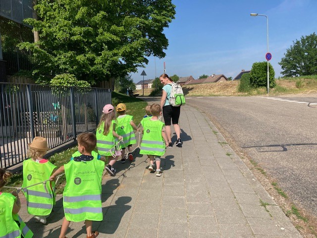 Kleutervierdaagse wandelen in een rij