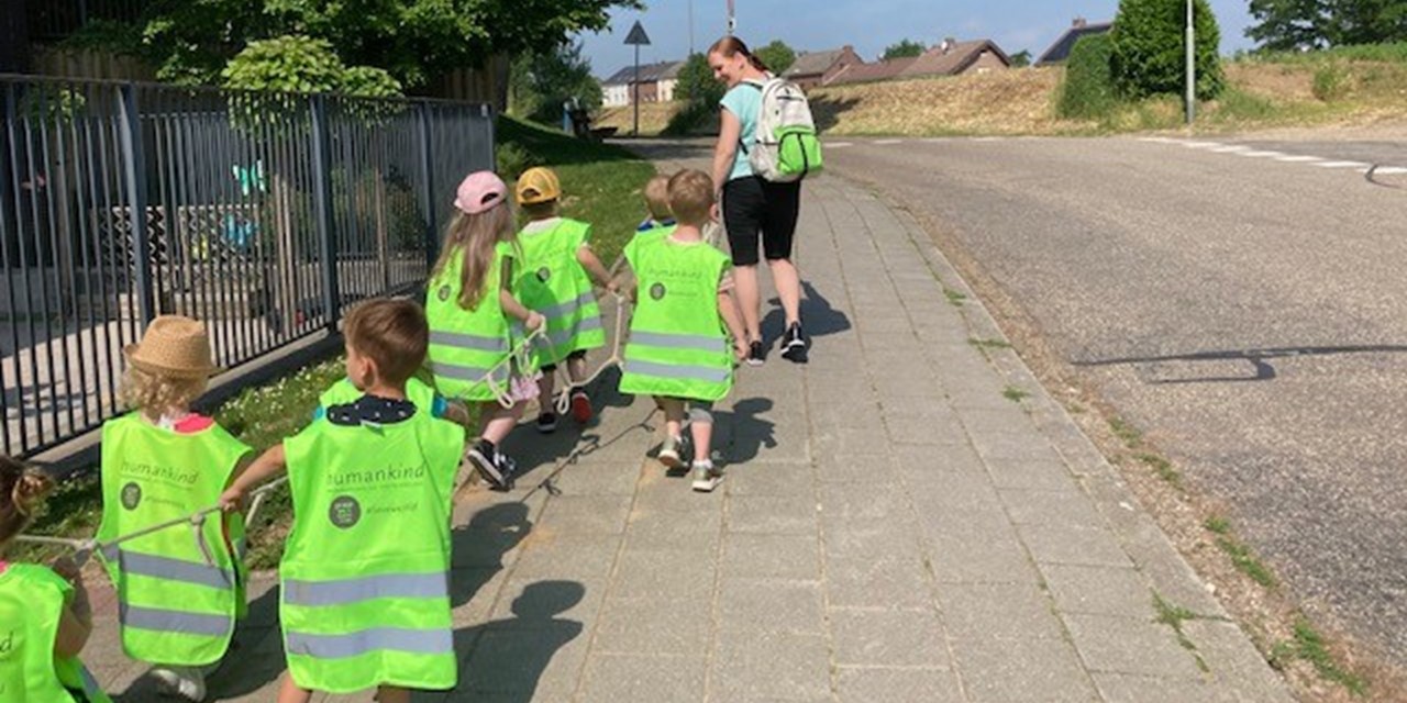 Kleutervierdaagse wandelen in een rij