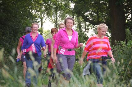 Vrouwelijke deelnemers wandeltocht