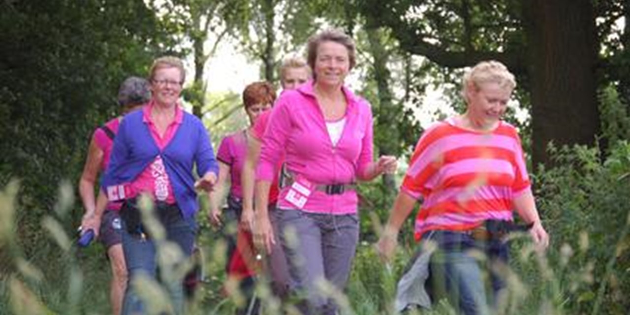 Vrouwelijke deelnemers wandeltocht