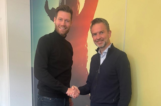 Gijs Janssen (KWbN) schudt de hand van Matthijs Mennes (Le Champion)