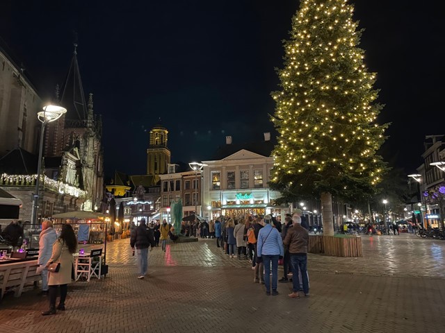 Lange wachtrij voor startbureau Chocolate Walk Zwolle