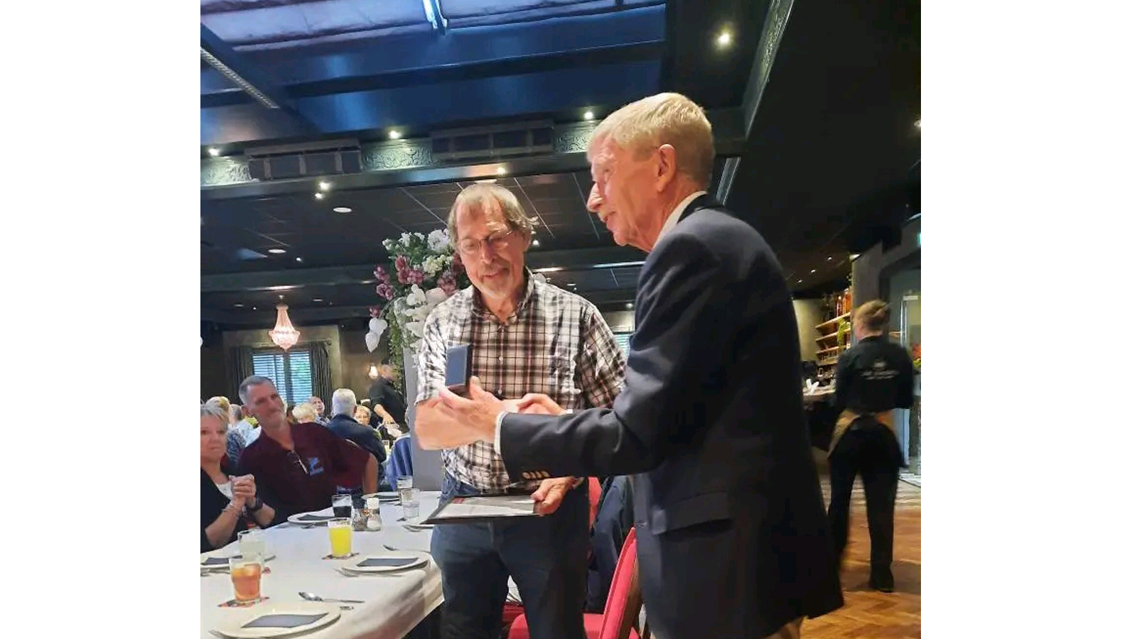 Loek Habraken overhandigt Hans van der Bruggen de Zilveren Bondsspeld van KWbN