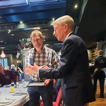 Loek Habraken overhandigt Hans van der Bruggen de Zilveren Bondsspeld van KWbN