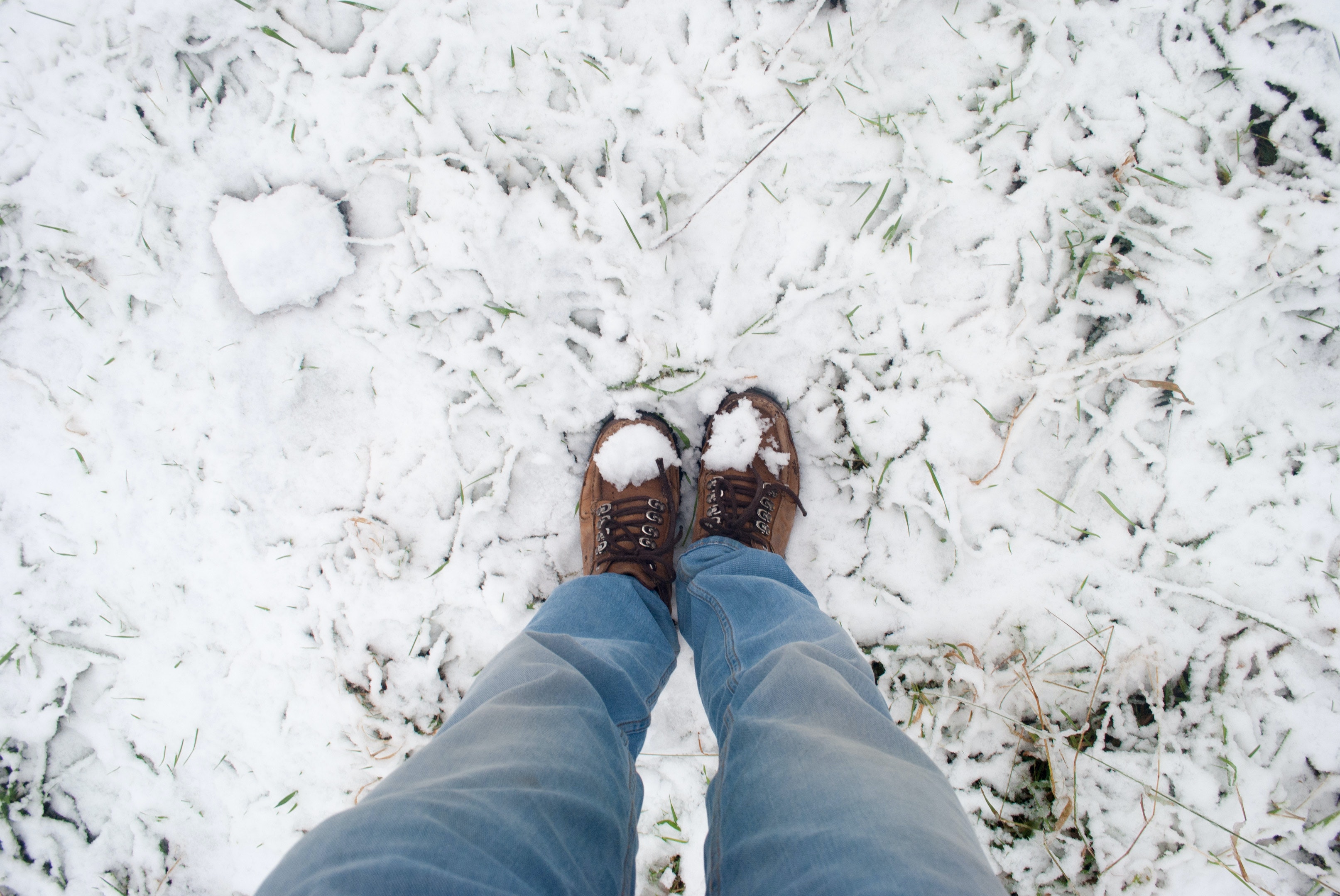 Wandelschoenen in de sneeuw
