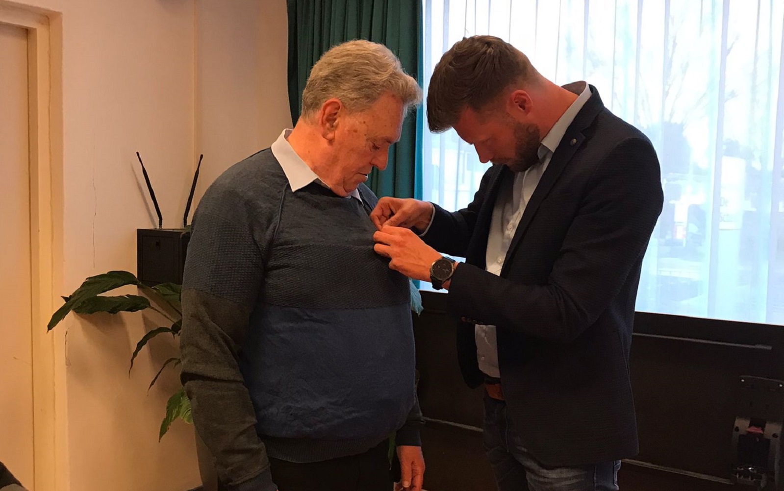 Wijnand van Dijk ontvangt onderscheiding Lid van Verdienste uit handen van Gijs Janssen op 29 april 2022