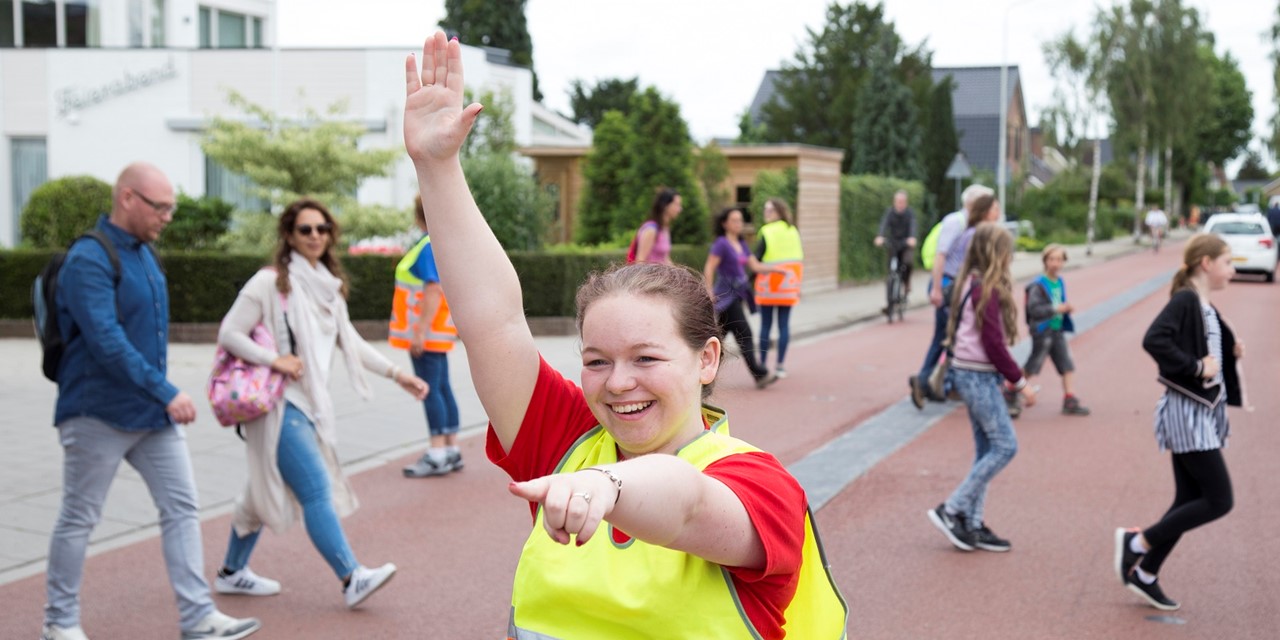 Verkeersregelaar Jong 2 Avondvierdaagse Nijmegen Noord2 170617 Fotosharonwillems 90