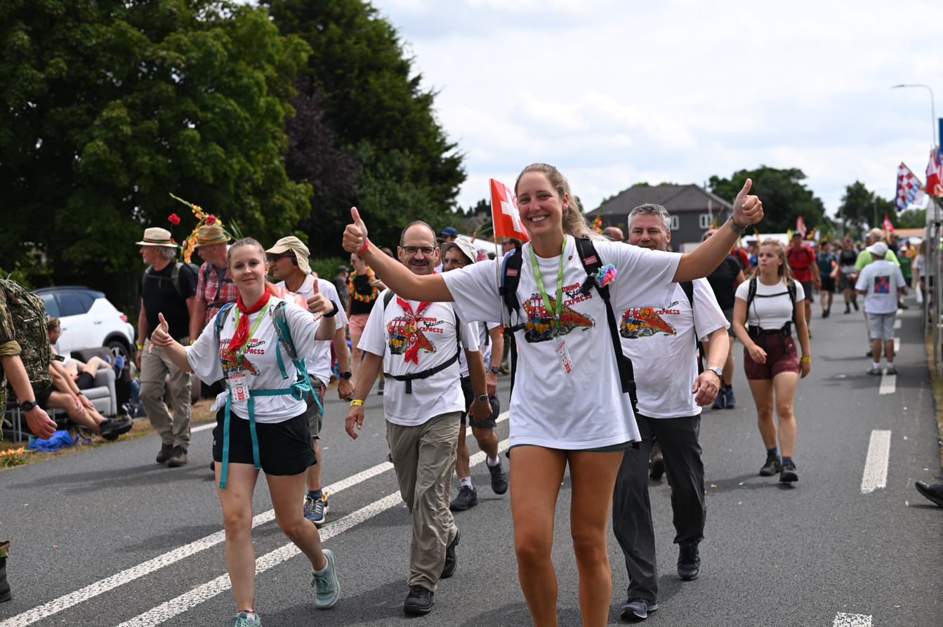 4Daagse deelnemers steken duimen omhoog