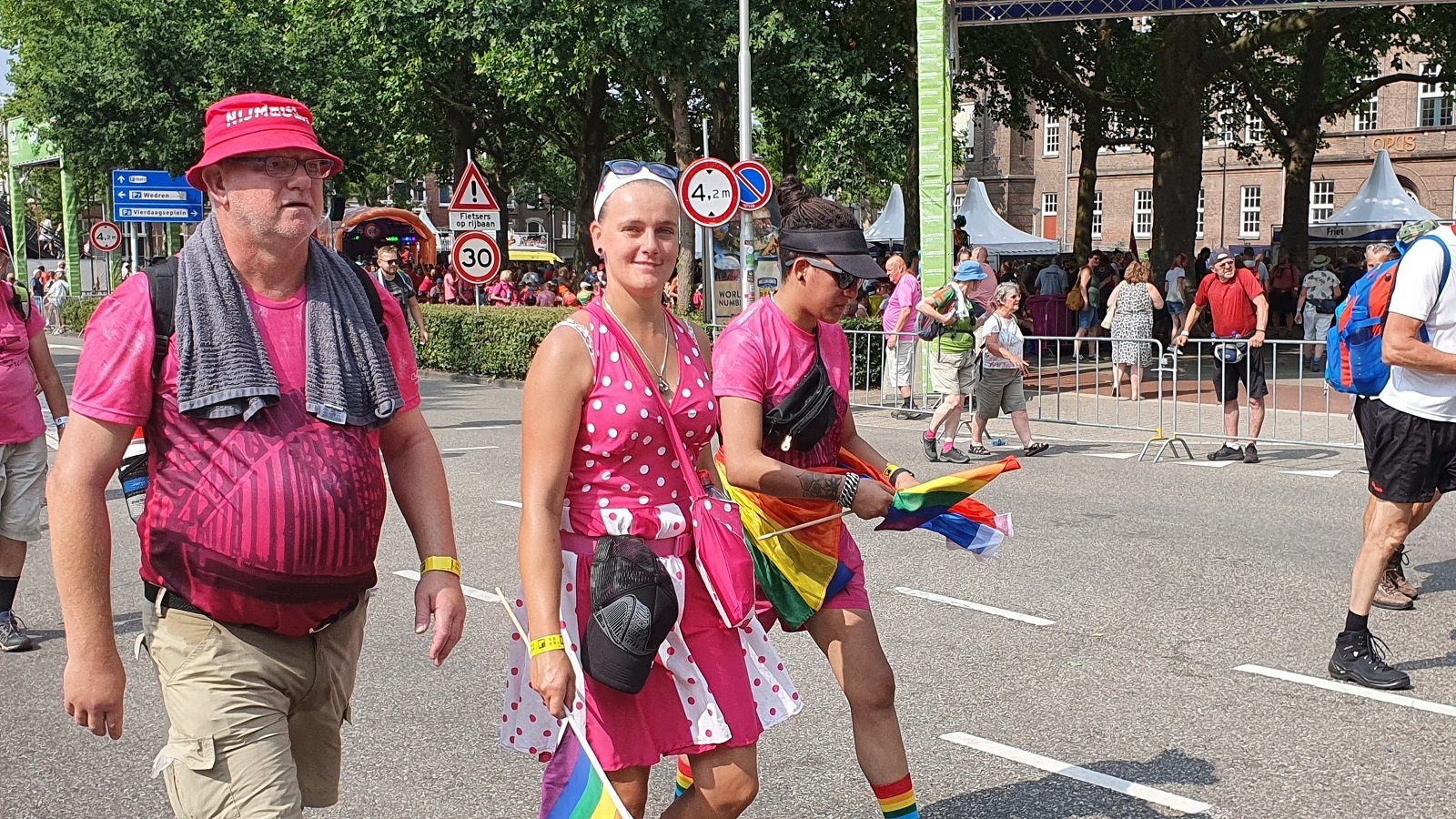 Wandelaars in roze kleding op Roze Woensdag