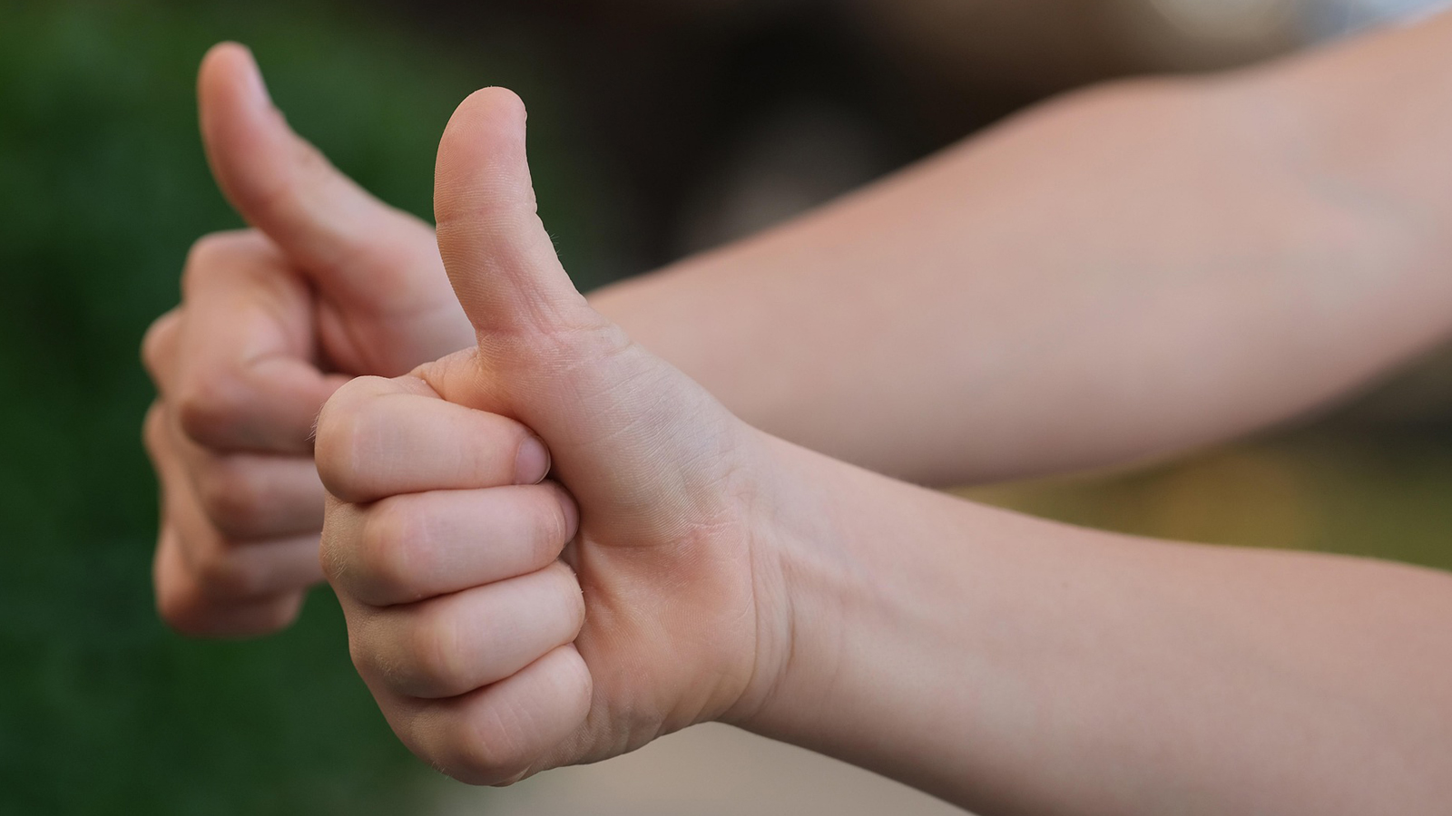 Twee handen met twee duimen omhoog