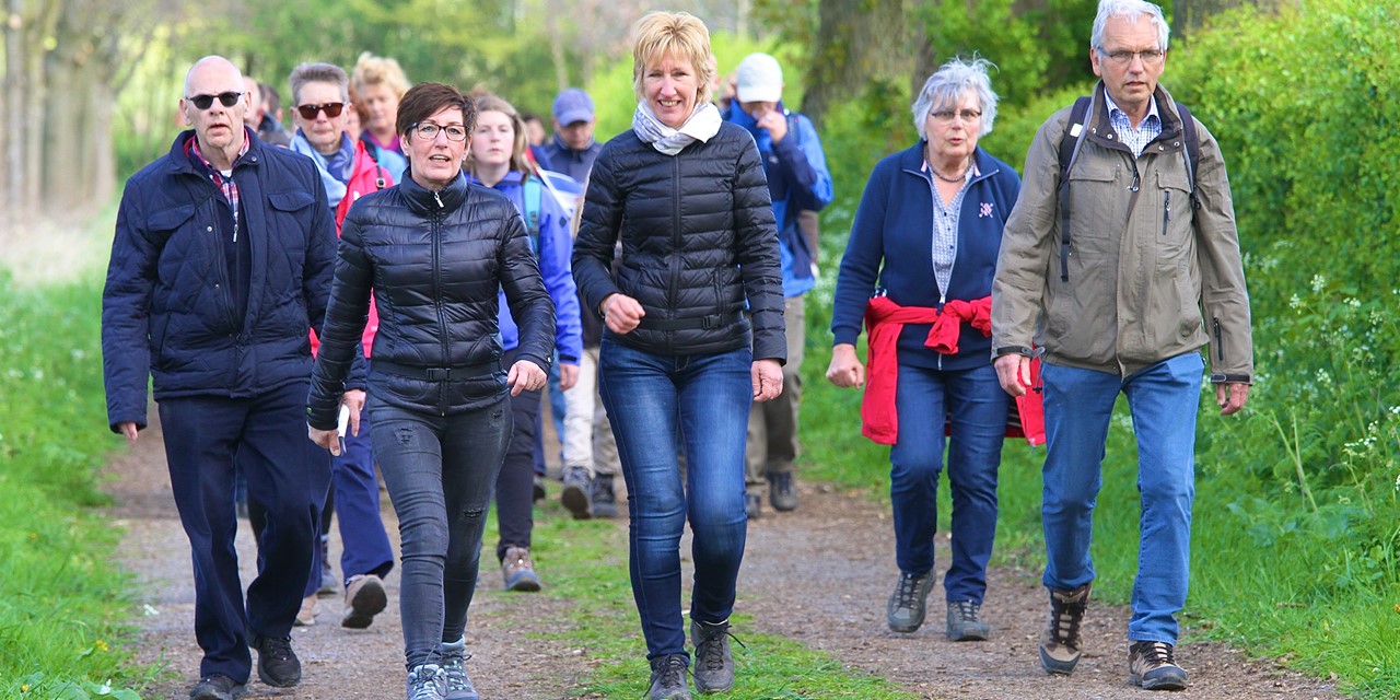 Deelnemers wandeltocht