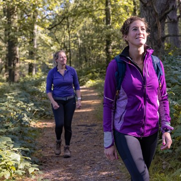 Twee vrouwen wandelen door het bos