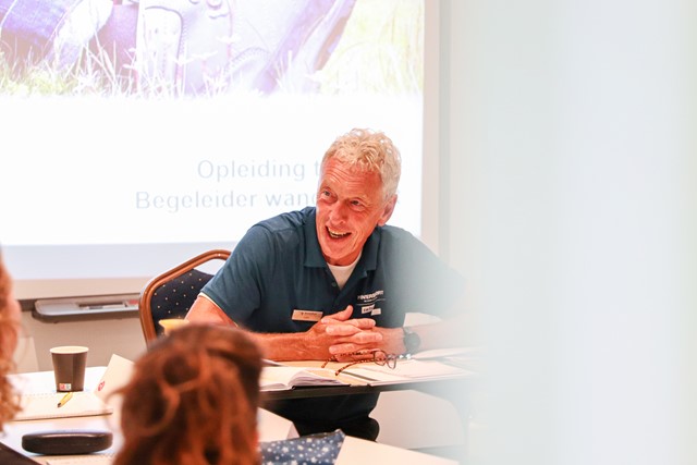 Opleider in de klas met deelnemers