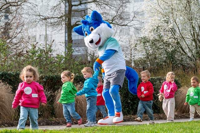 Peuters wandelen samen met mascotte Fiero