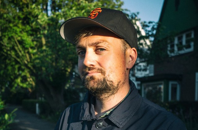 Tim Knol kijkt in de camera