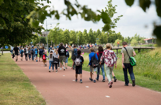 Lint kinderen en ouders die de Avond4daagse Nijmegen-Noord lopen