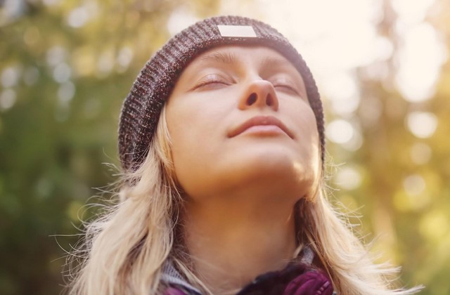 Vrouw met muts op met gesloten ogen