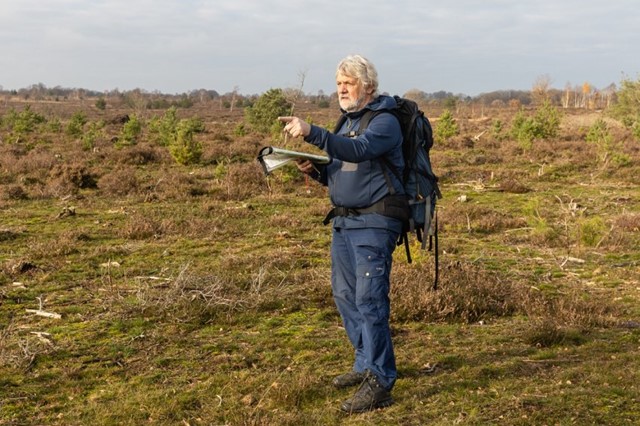 Wandelaar zoekt richting op kaart