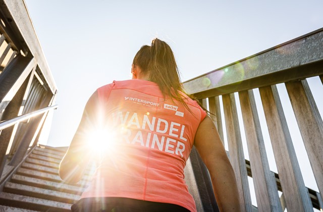 Wandeltrainer loopt een trap op