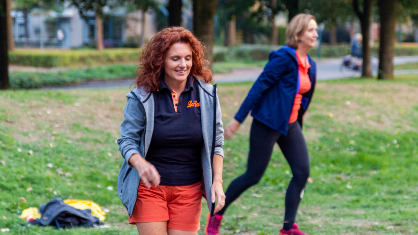 Twee vrouwen doen lachend oefeningen